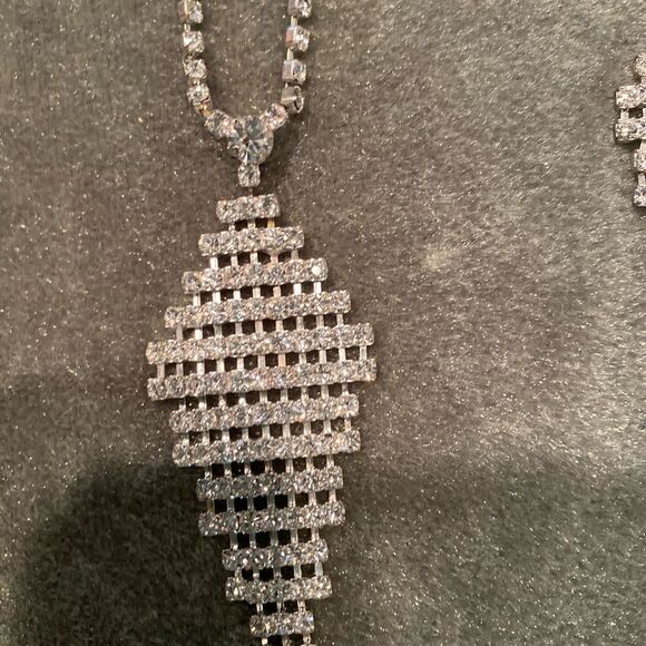 BOUTIQUE Rhinestone Raindrop Necklace and Earrings - Picture 6 of 8